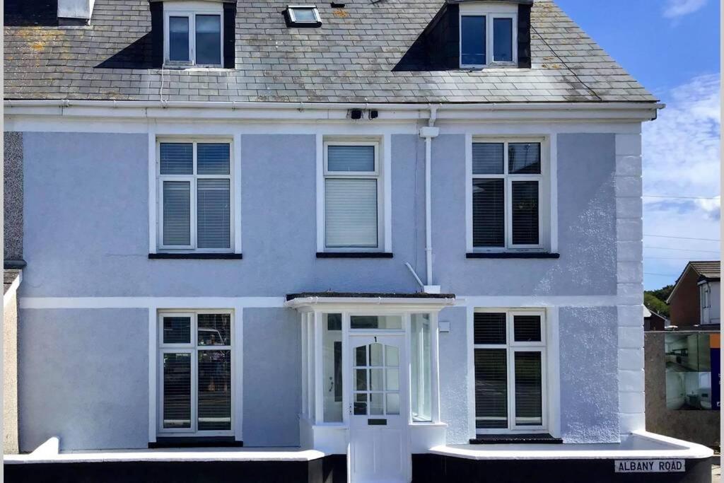 Large 5 Bed 3 Bath House 300 Meters From Beach And Restaurants New Quay Kültér fotó